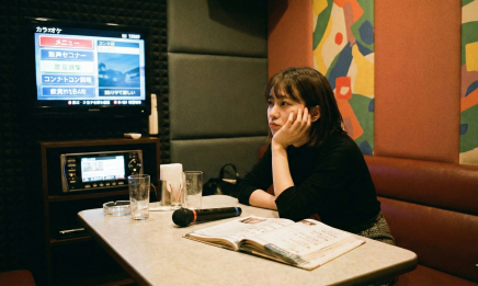 一人カラオケで虚しさを感じて頬杖ついている40代女性の悩み