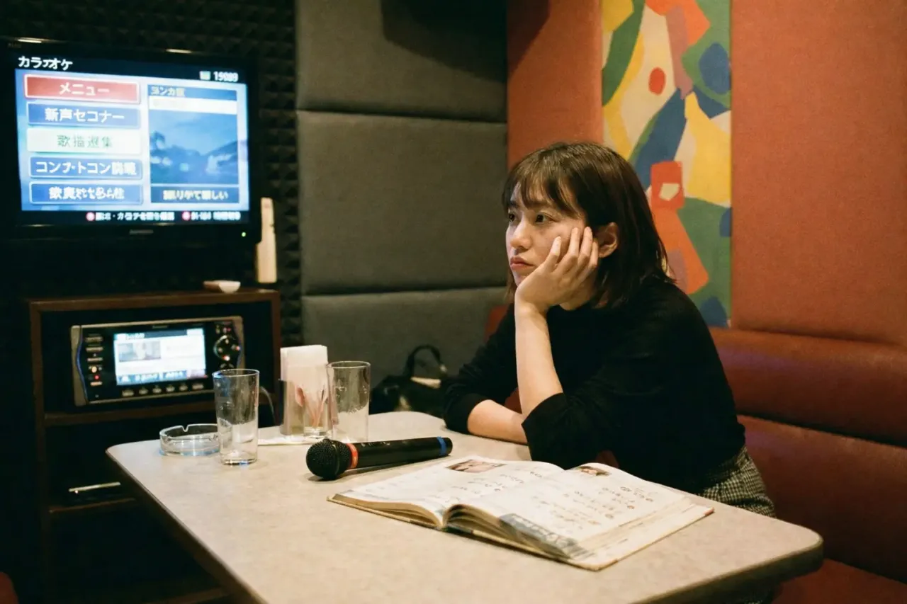 一人カラオケの孤独感 一人カラオケをする女性記号なし