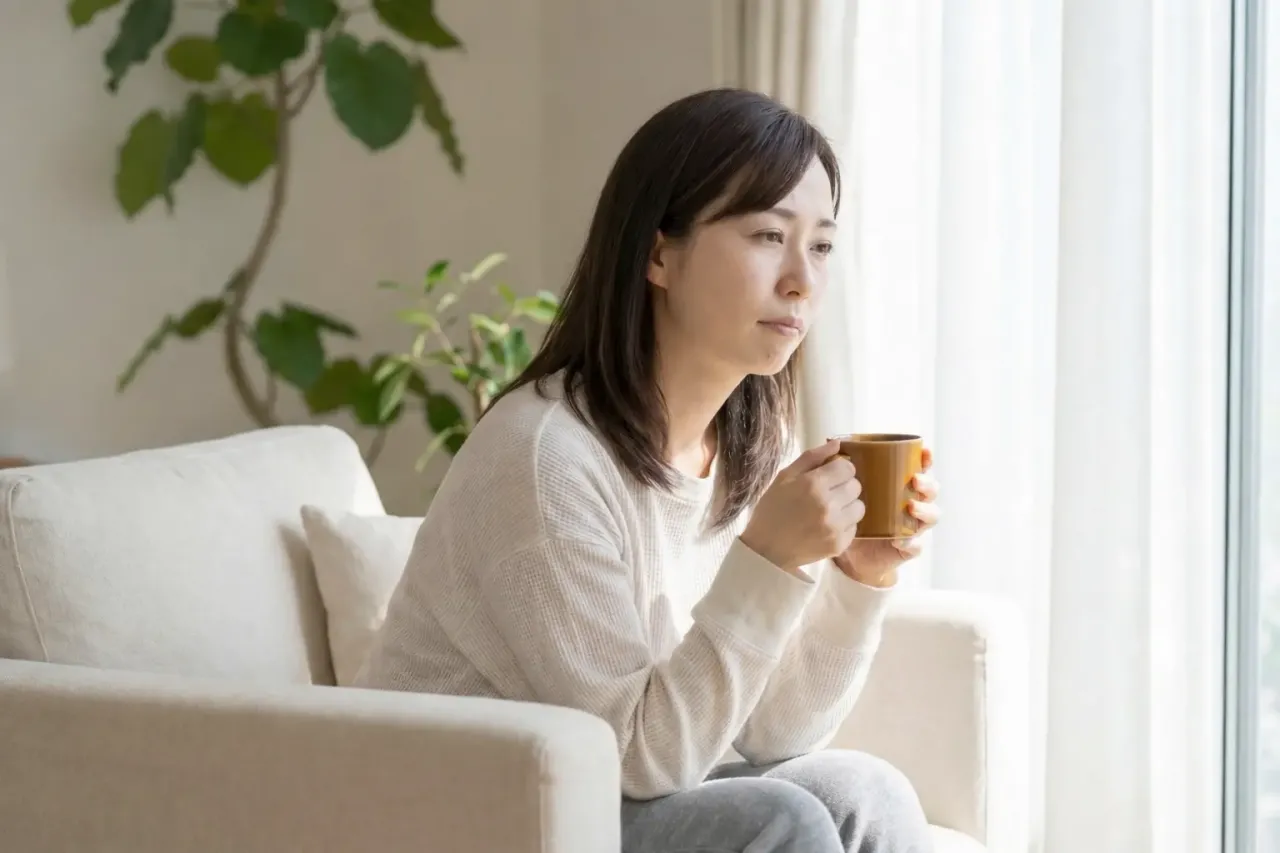 不登校の悩みを抱え、解決策を探す共働きの母親